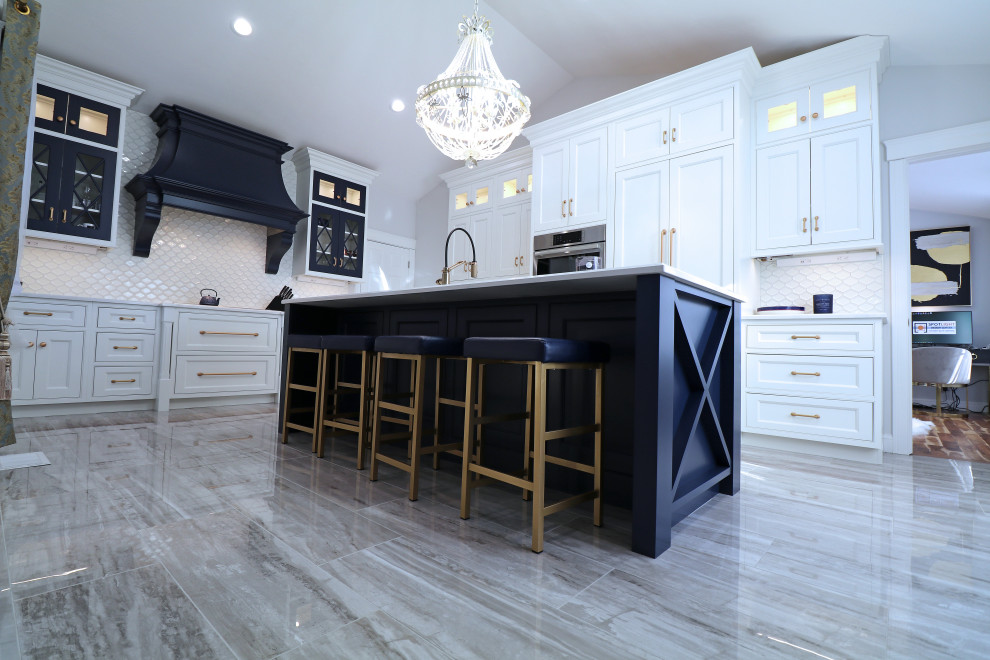 Idéer för att renovera ett mellanstort lantligt vit vitt kök, med en rustik diskho, luckor med profilerade fronter, blå skåp, bänkskiva i kvarts, vitt stänkskydd, stänkskydd i porslinskakel, integrerade vitvaror, klinkergolv i porslin, en köksö och grått golv