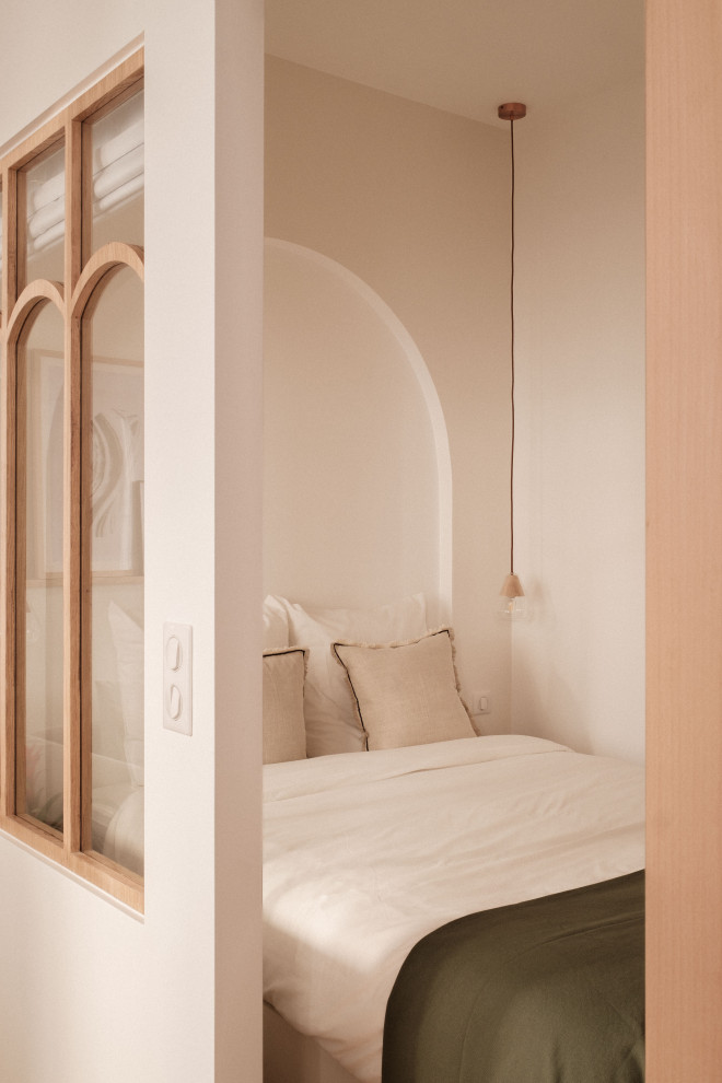 Idée de décoration pour une petite chambre blanche et bois avec un mur blanc, aucune cheminée, un sol marron et verrière.