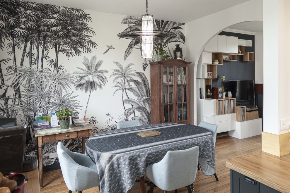 Immagine di una sala da pranzo bohémian con pareti grigie, pavimento in legno massello medio, pavimento marrone e carta da parati