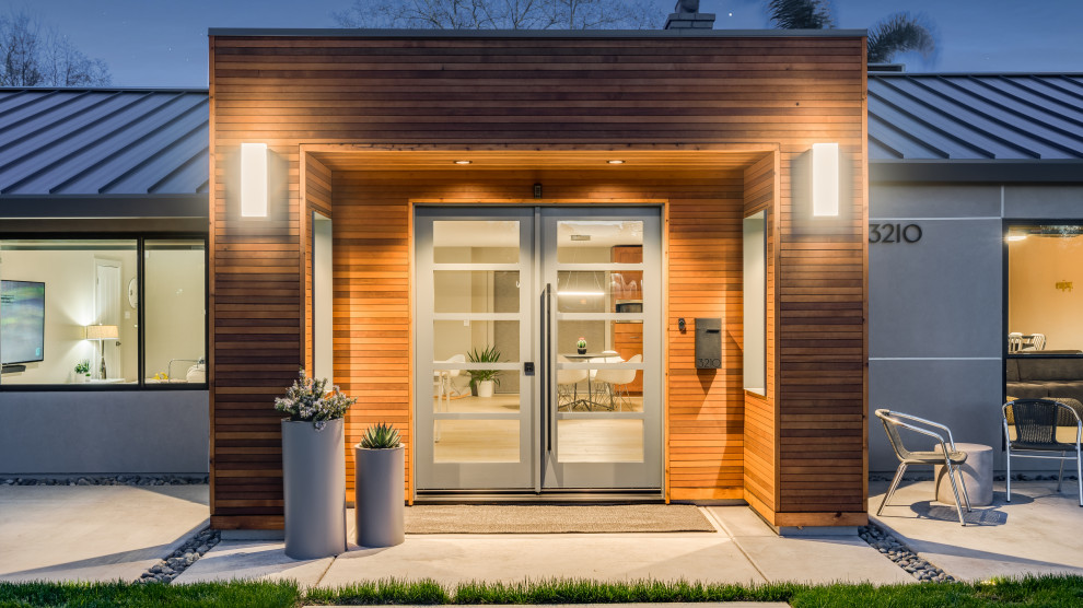 Große Moderne Haustür mit brauner Wandfarbe, Betonboden, Doppeltür, Haustür aus Glas, grauem Boden, Holzdecke und Holzwänden in Sacramento