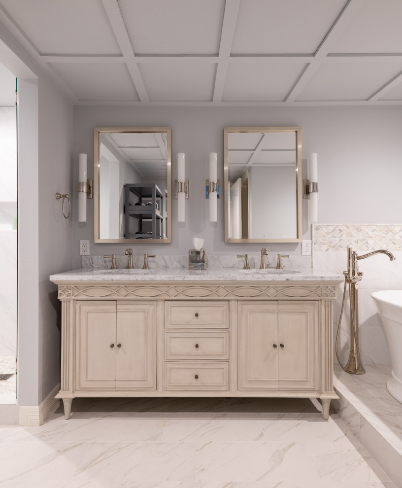 Ejemplo de cuarto de baño principal, doble y de pie bohemio con puertas de armario beige, bañera exenta, baldosas y/o azulejos beige, paredes grises, suelo blanco y encimeras blancas