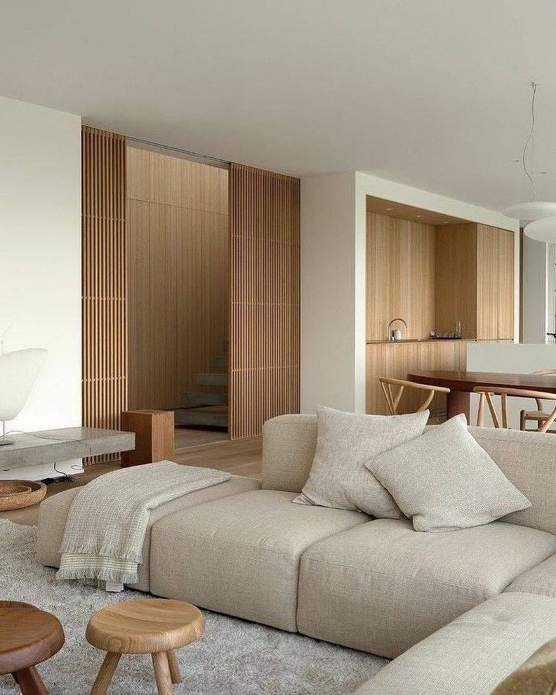 Idee per un grande soggiorno minimalista aperto con pareti bianche, parquet chiaro, nessun camino e pavimento marrone