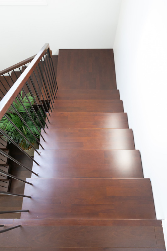 Imagen de escalera suspendida vintage de tamaño medio sin contrahuella con escalones de madera y barandilla de varios materiales