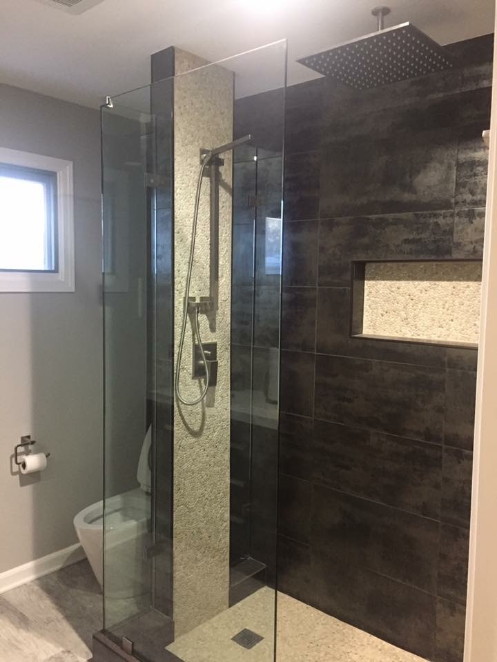 Example of a transitional home design design in Chicago