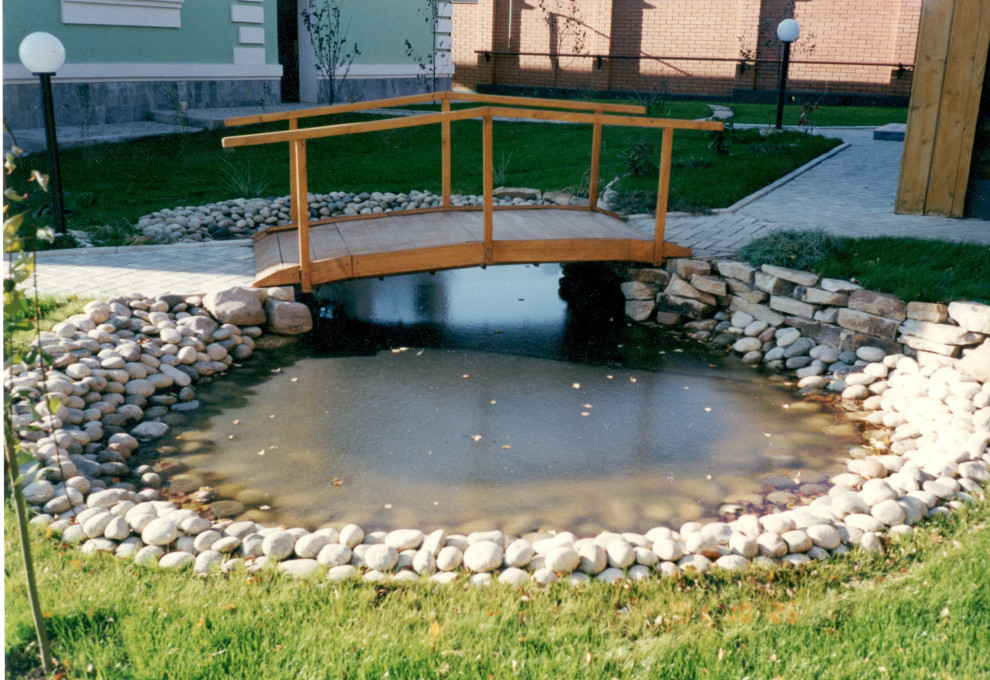 декоративный водоем с мостиком