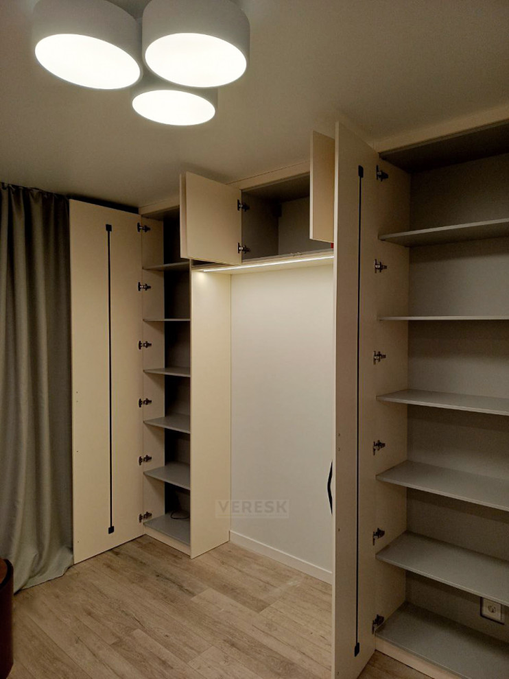 Распашные шкафы