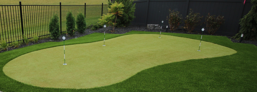 Design ideas for a mid-sized transitional backyard landscaping in Edmonton.