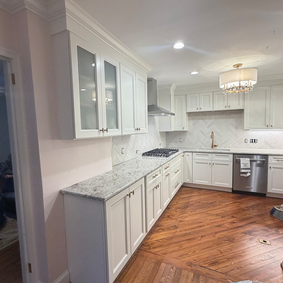 Transitional home design photo in Raleigh