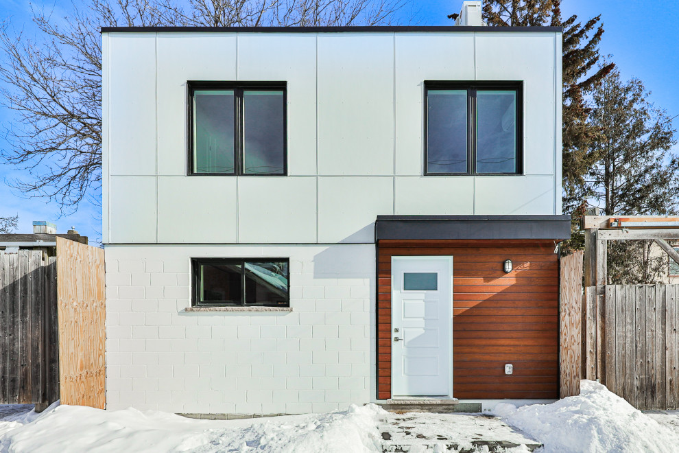 На фото: маленький, двухэтажный, белый мини дом в стиле неоклассика (современная классика) с облицовкой из ЦСП, плоской крышей, зеленой крышей и черной крышей для на участке и в саду с