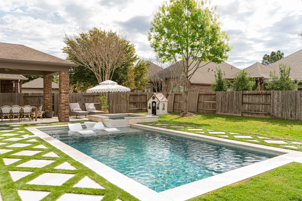 Foto de piscina tradicional de tamaño medio rectangular en patio trasero con adoquines de piedra natural