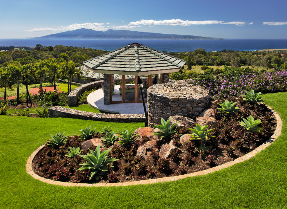 Large tropical courtyard full sun garden in Hawaii with mulch.