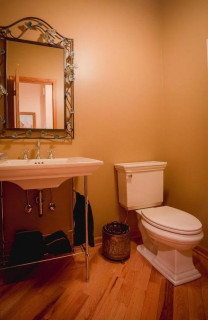 Before and After: Powder Room Goes From Bland to Bold (3 photos)