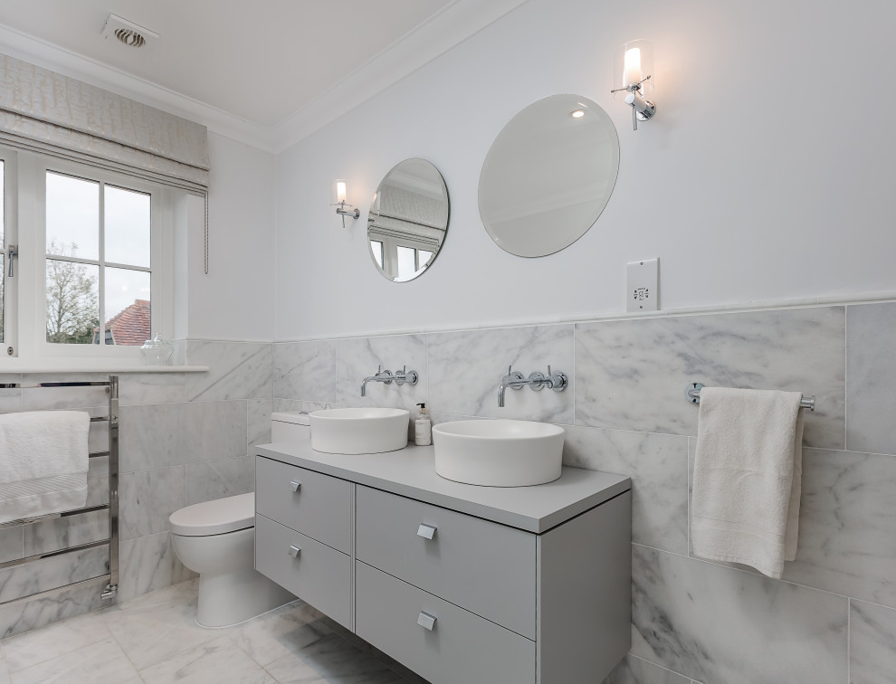 Exempel på ett mellanstort klassiskt badrum, med ett platsbyggt badkar, en hörndusch, grå kakel, marmorkakel, marmorgolv, ett konsol handfat och dusch med gångjärnsdörr