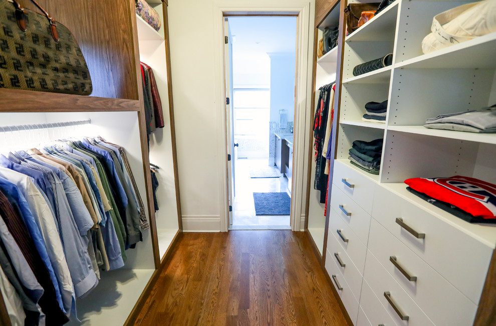 Inspiration for a transitional closet remodel in Montreal