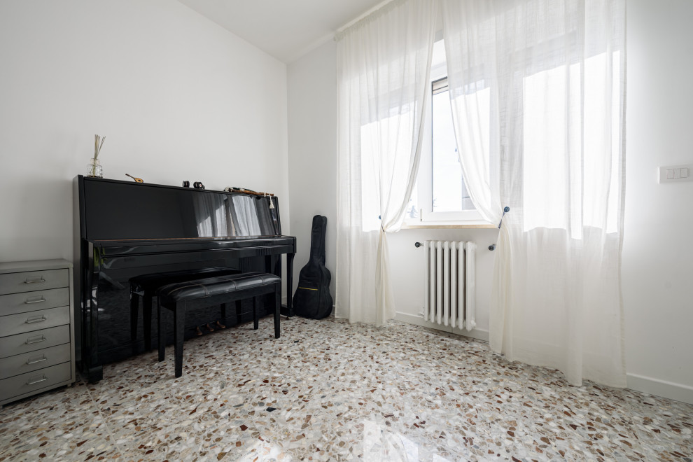 Diseño de sala de manualidades retro pequeña con paredes blancas, suelo de mármol, escritorio independiente y suelo multicolor