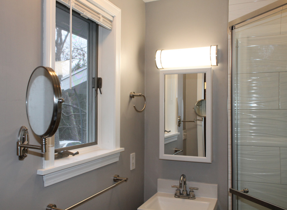 Inredning av ett modernt litet vit vitt en-suite badrum, med luckor med glaspanel, vita skåp, en hörndusch, grå kakel, keramikplattor, mosaikgolv, bänkskiva i kvarts, grått golv och dusch med gångjärnsdörr