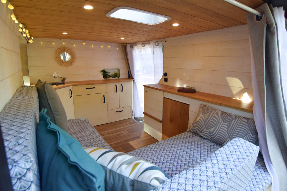 Стильный дизайн: маленькая гостиная комната в скандинавском стиле с белыми стенами, темным паркетным полом, деревянным потолком и стенами из вагонки для на участке и в саду - последний тренд