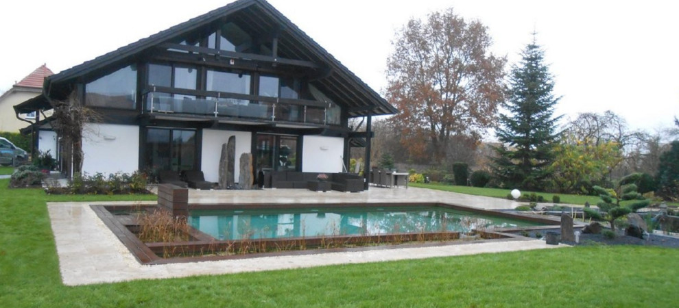 Großes Asiatisches Sportbecken neben dem Haus in rechteckiger Form mit Dielen in Berlin