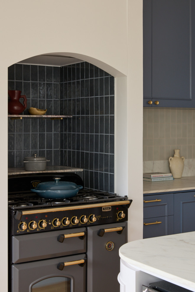 Transitional kitchen in Sydney.