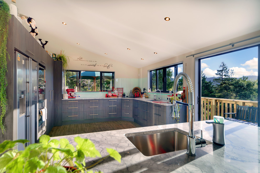 This is an example of a country kitchen in Auckland.