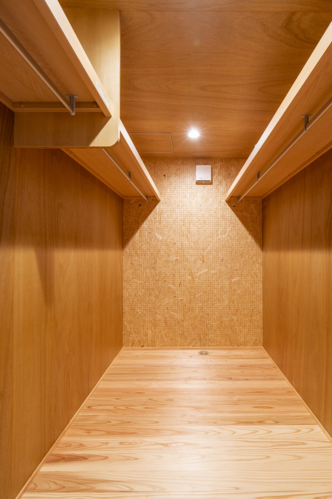 Kleiner, Neutraler Moderner Begehbarer Kleiderschrank mit offenen Schränken, hellem Holzboden, braunem Boden und Tapetendecke in Sonstige