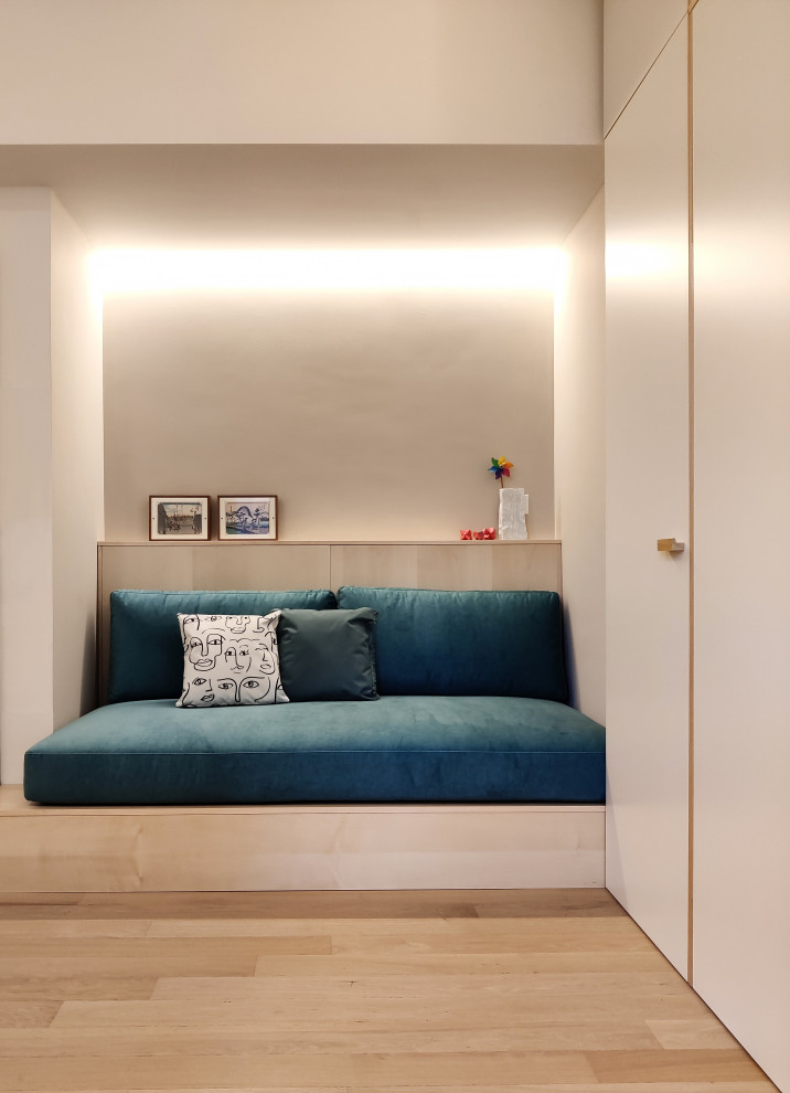Kleines, Offenes Modernes Wohnzimmer mit beiger Wandfarbe und hellem Holzboden in Mailand