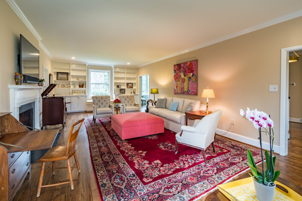 Example of a transitional home design design in Raleigh