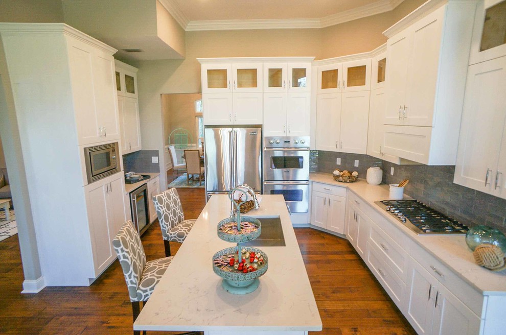 Kitchen - transitional kitchen idea in Jacksonville