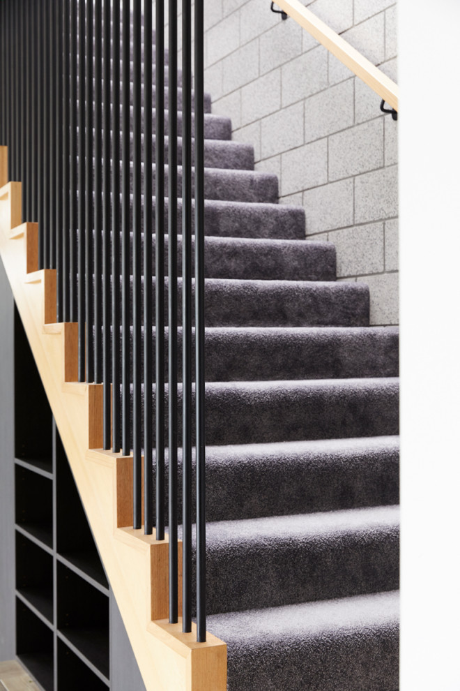 Mittelgroßes Modernes Treppengeländer Holz in L-Form mit Teppich-Treppenstufen, Teppich-Setzstufen und Ziegelwänden in Melbourne