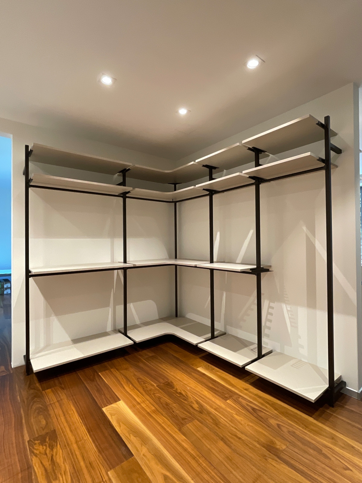 Распашной шкаф с системой RPE raumplus и Гардеробная система UNO raumplus