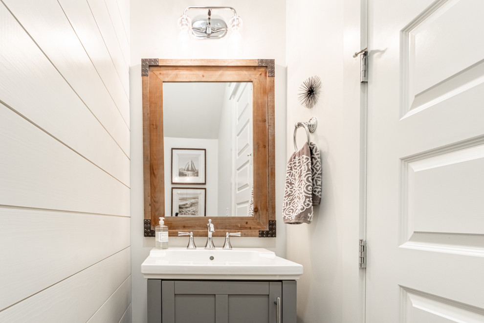 Inspiration för ett litet vintage vit vitt badrum med dusch, med luckor med infälld panel, grå skåp och vita väggar