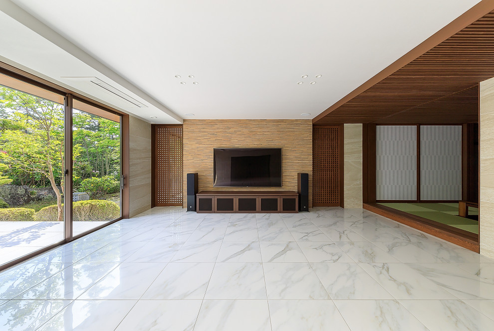 Asiatisk inredning av ett stort vardagsrum, med beige väggar, klinkergolv i keramik och vitt golv