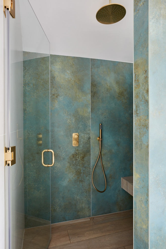 Ejemplo de cuarto de baño principal, doble y flotante moderno grande con bañera exenta, baldosas y/o azulejos verdes, lavabo integrado y ducha con puerta con bisagras