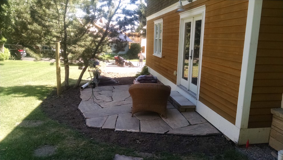 Mittelgroßer Klassischer Gartenweg hinter dem Haus mit Auffahrt und Natursteinplatten in Denver
