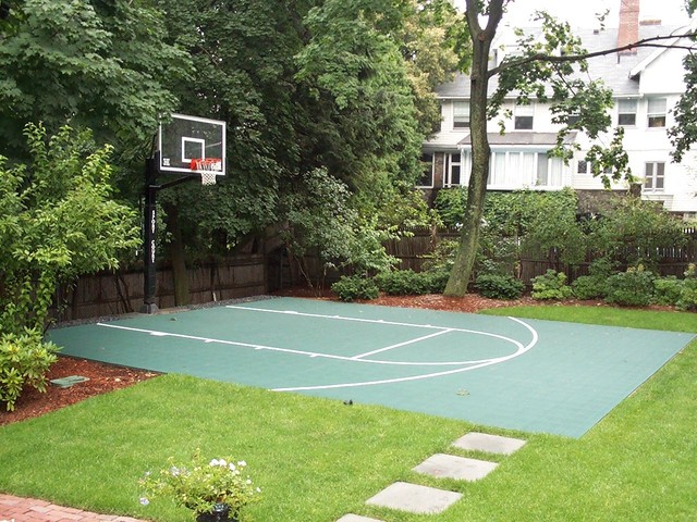 Backyard Basketball Courts in Lexington - Klassisch - Garten - Boston