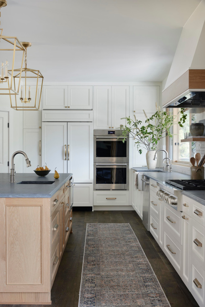 Foto på ett stort lantligt grå kök, med en rustik diskho, luckor med upphöjd panel, vita skåp, marmorbänkskiva, flerfärgad stänkskydd, stänkskydd i marmor, integrerade vitvaror, mörkt trägolv och en köksö