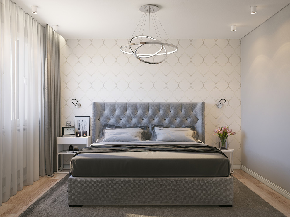 Стильный дизайн: хозяйская спальня среднего размера в стиле модернизм с бежевыми стенами, светлым паркетным полом, кессонным потолком и обоями на стенах - последний тренд
