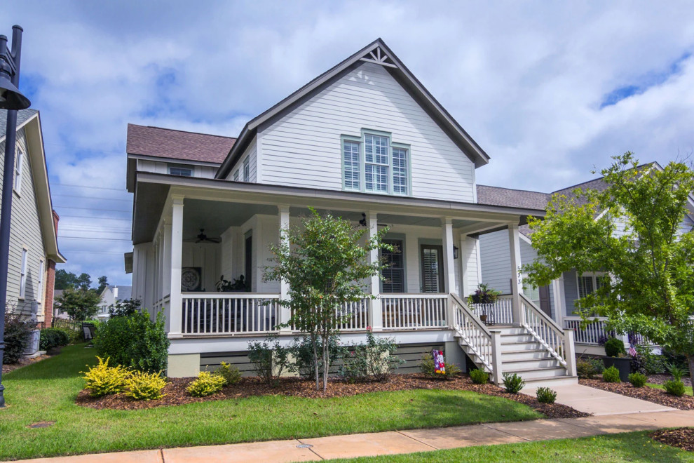 Imagen de fachada de casa blanca y marrón de estilo americano de tamaño medio de dos plantas con tejado a dos aguas, tejado de teja de madera y tablilla