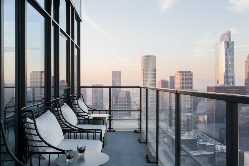 Contemporary balcony in Los Angeles.