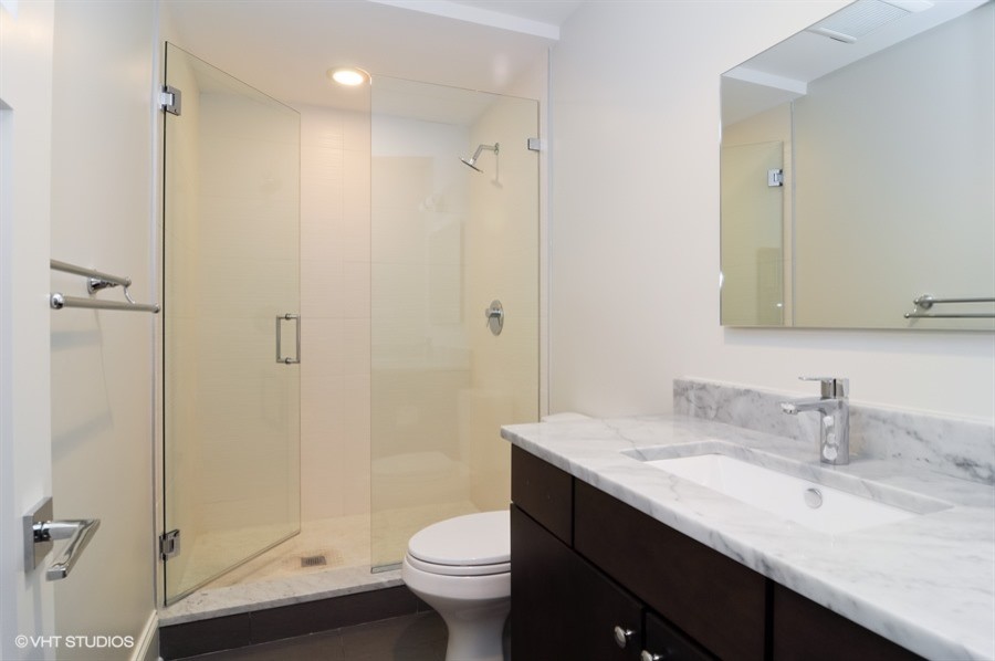 Example of a transitional bathroom design in Chicago