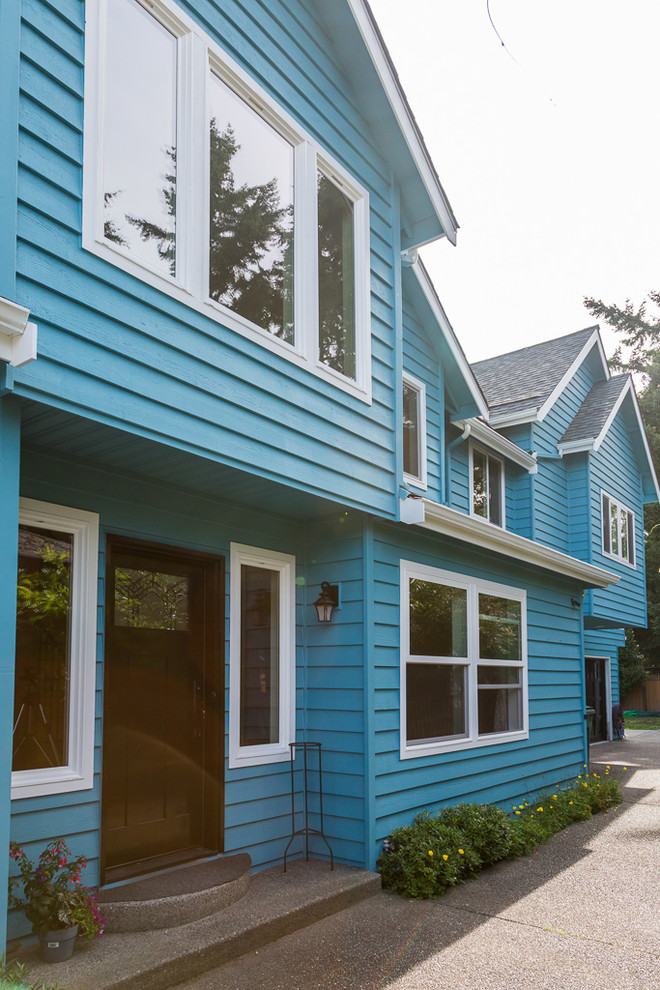 Example of a large transitional home design design in Seattle