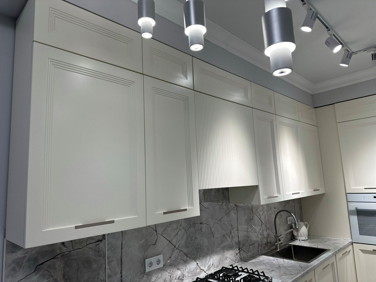 Кухня Фабиана в цвете Белло, выполненная под индивидуальный заказ.