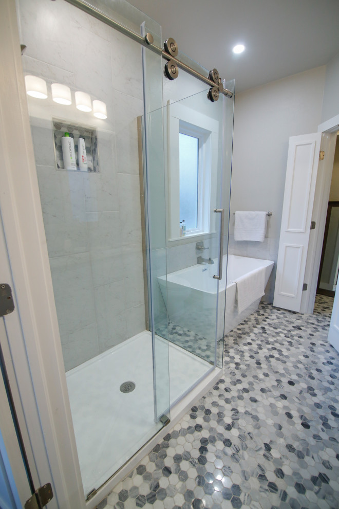 На фото: главная ванная комната среднего размера в стиле модернизм с встроенной тумбой с