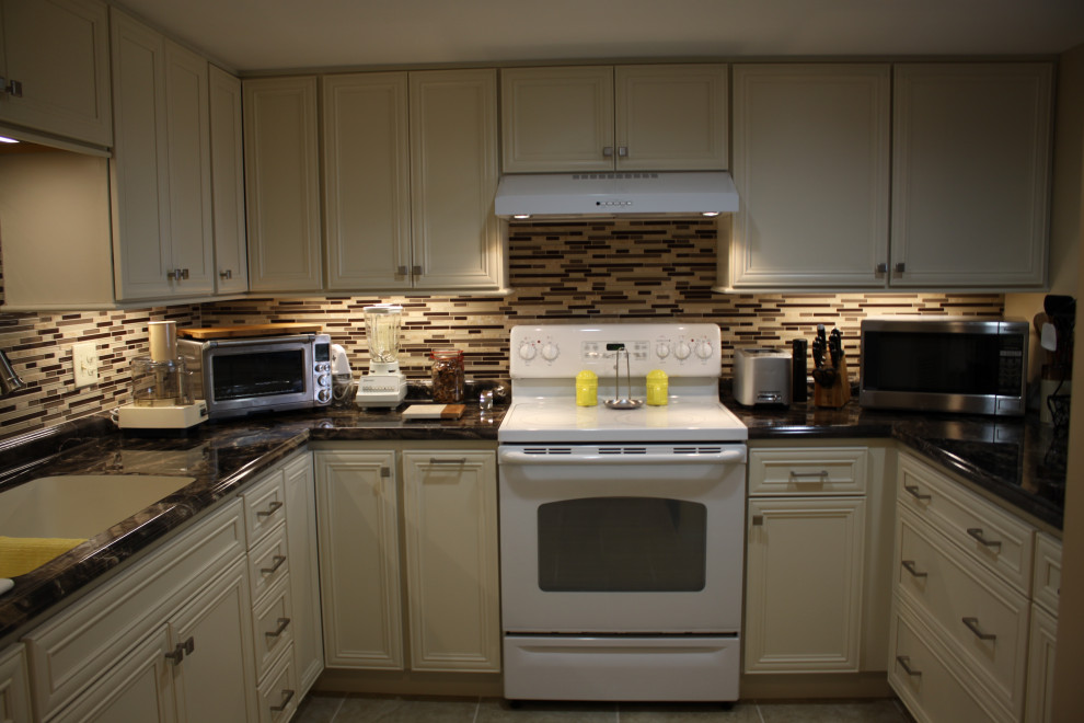 Kitchen - transitional kitchen idea in Nashville