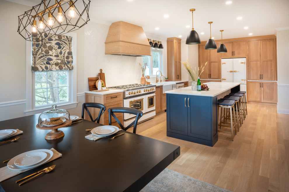 Vintage in Dark Blue and White Oak
