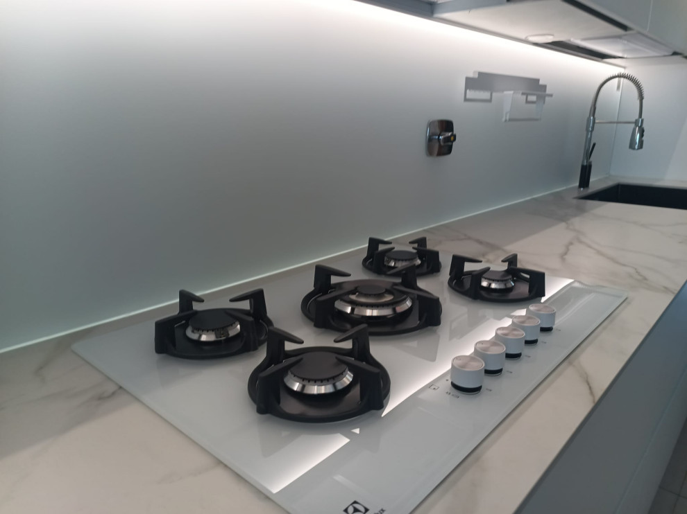 Cucina Laccato Opaco Bianco c/Neolith e Magnetolab