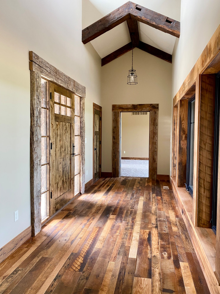 Idee per una piccola porta d'ingresso stile rurale con pavimento in legno massello medio, una porta singola e una porta in legno bruno