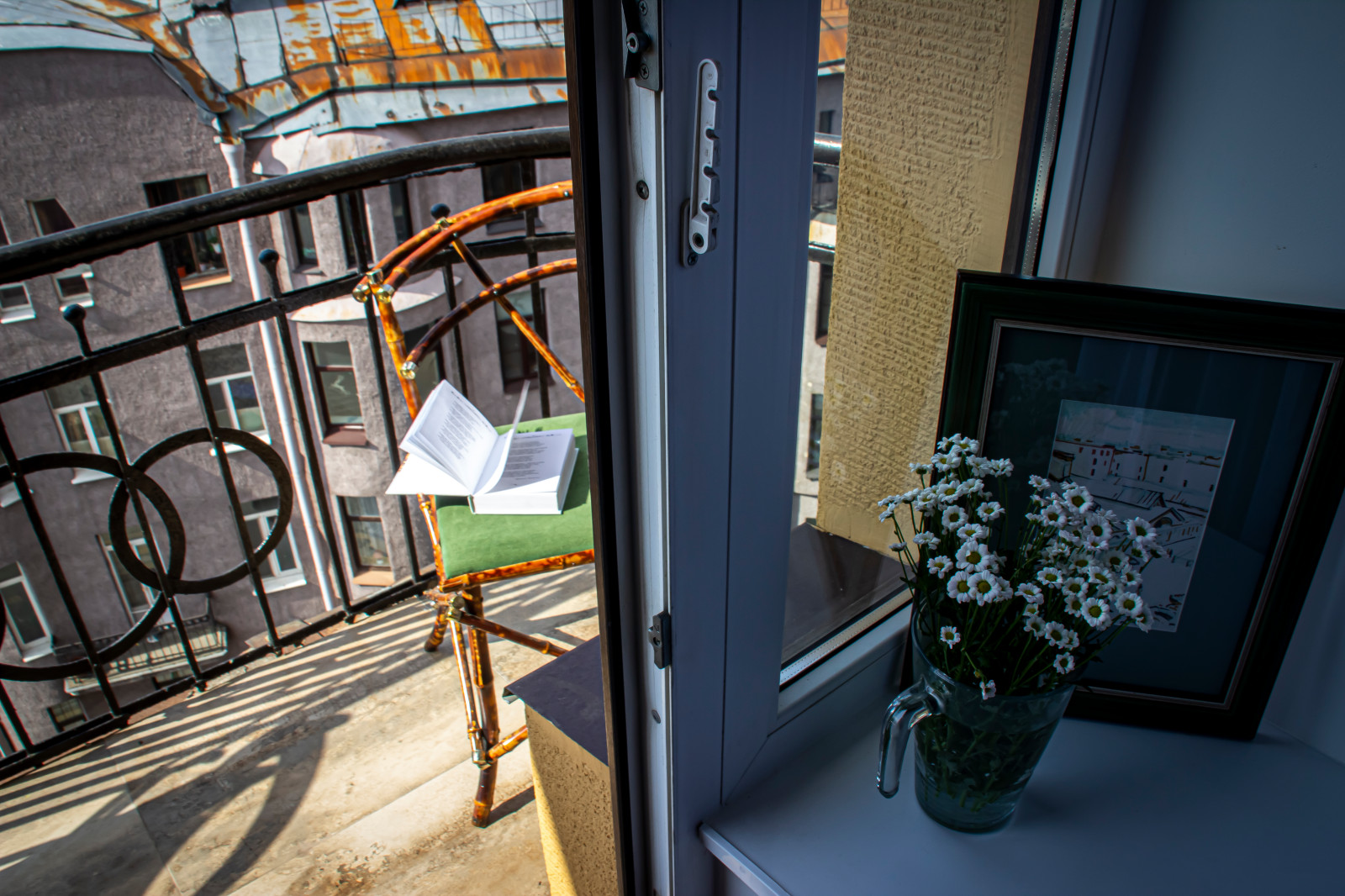 Квартира с антикварной мебелью для театрального критика