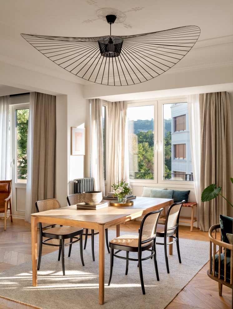 Ejemplo de comedor costero con alfombra