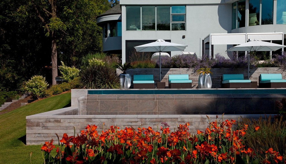 This is an example of a contemporary garden in Toronto with a retaining wall.